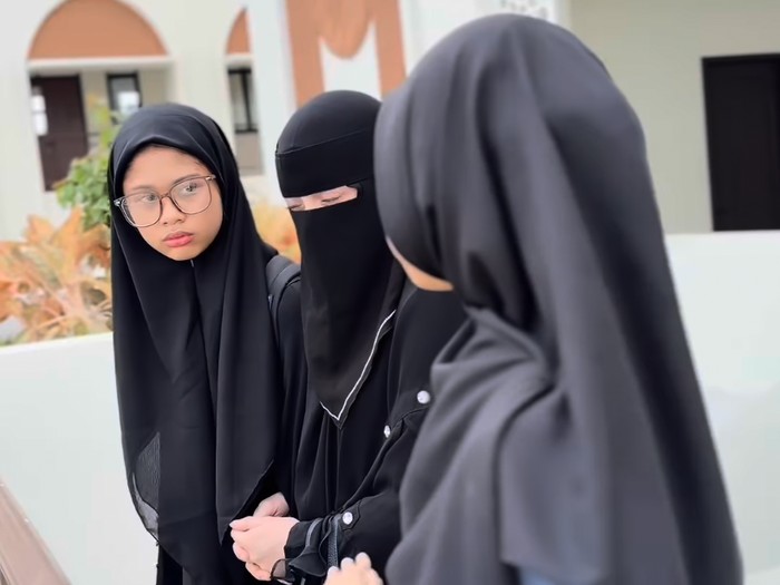 Celine Evangelista antar anak pesantren.