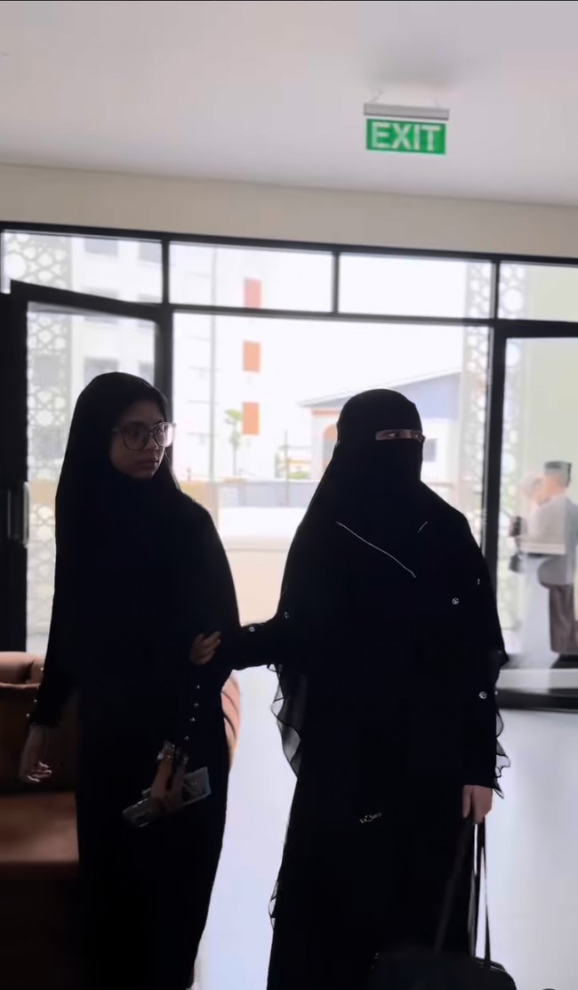 Celine mendampingi anaknya dan melihat langsung suasana lingkungan pesantren. Gaya Celine yang mengenakan cadar menuai pujian dari warganet. Foto: Instagram @celine_evangelista.