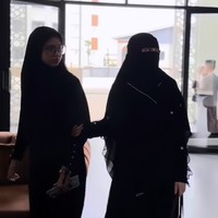 Celine mendampingi anaknya dan melihat langsung suasana lingkungan pesantren. Gaya Celine yang mengenakan cadar menuai pujian dari warganet. Foto: Instagram @celine_evangelista.