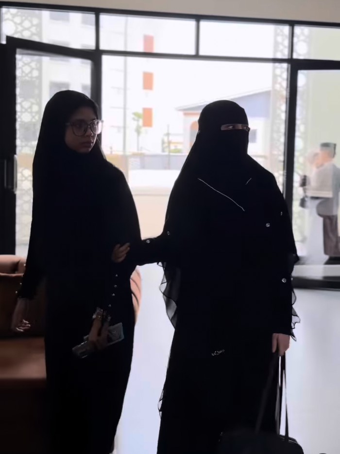 Celine Evangelista antar anak pesantren.