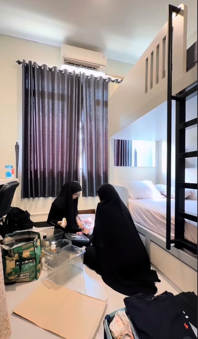 Penampilan Celine yang bercadar juga mendapatkan pujian dari warganet. Kak ini anaknya smua juga ikut mualaf kak🥹ya Allah semoga Allah menjaga kakak sekeluarga, ucap pengguna Instagram @lailatulchabriah. Ya Allah.... 😢😢😢😢😢 Terharu ❤️❤️❤️❤️, ujar akun @ricanurulummah. Masya allahhh hidayahnya bertubi tubi bangetttt❤️❤️❤️❤️,kagum akun @zyandrabunga8. Foto: Instagram @celine_evangelista.
