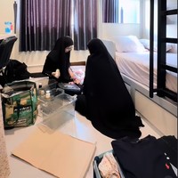 Penampilan Celine yang bercadar juga mendapatkan pujian dari warganet. Kak ini anaknya smua juga ikut mualaf kak🥹ya Allah semoga Allah menjaga kakak sekeluarga, ucap pengguna Instagram @lailatulchabriah. Ya Allah.... 😢😢😢😢😢 Terharu ❤️❤️❤️❤️, ujar akun @ricanurulummah. Masya allahhh hidayahnya bertubi tubi bangetttt❤️❤️❤️❤️,kagum akun @zyandrabunga8. Foto: Instagram @celine_evangelista.