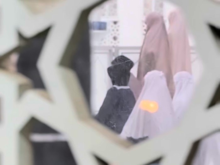 Celine Evangelista antar anak pesantren.