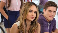 Film yang mereka bintangi tayang pada 2019. Cinta berperan sebagai Madison dan Michael Johnston sebagai Chad, diceritakan sebagai sepasang kekasih. Lucunya lagi, kamu memerankan kekasihku di film itu dan aku tahu aku harus mencium kamu... berkali-kali, cerita Cinta dengan emoji tertawa. Foto: Instagram @claurakiehl