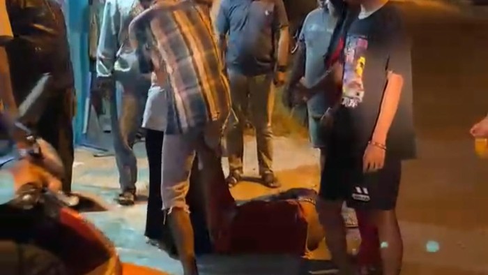 Maling motor menyamar jadi pengamen di Desa Kemiri, Kecamatan Pacet, Mojokerto dimassa warga