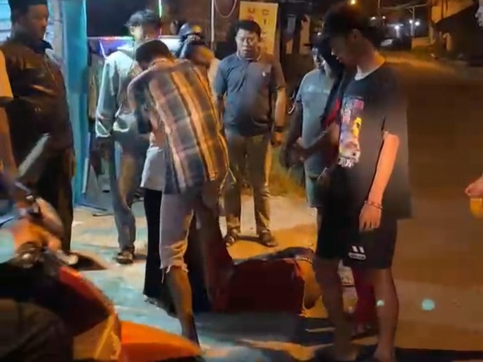 Maling motor menyamar jadi pengamen di Desa Kemiri, Kecamatan Pacet, Mojokerto dimassa warga
