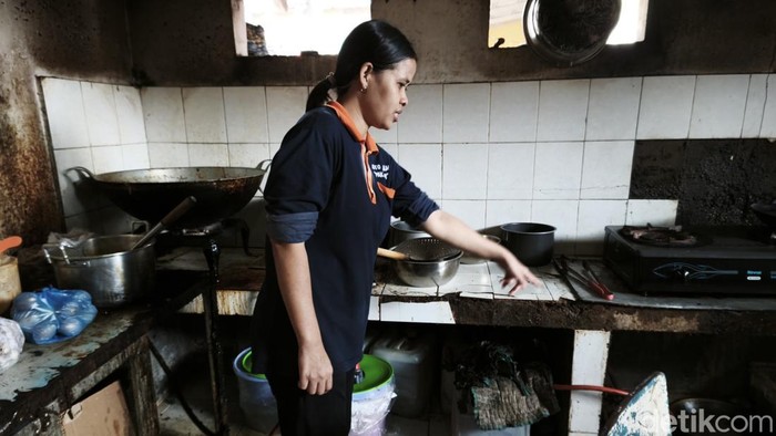 Dapur sebuah warung makan di Jalan Veteran, Kecamatan Semarang Selatan, Kota Semarang, yang terbakar, Senin (6/7/2026).