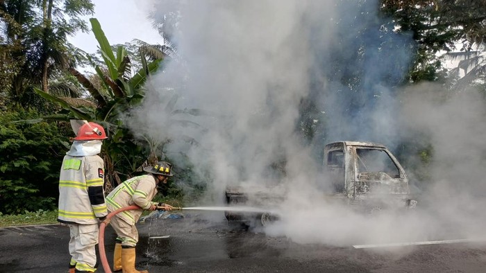 Petugas Damkar Kabupaten Magelang memadamkan korban api, Senin (6/7/2026).