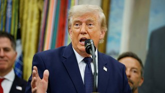Trump Ngaku Awalnya Tak Tahu Arti Wasit Beri Kartu Merah ke Pemain AS Balogun