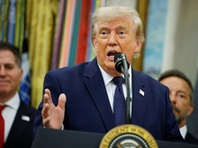 Trump Ngaku Awalnya Tak Tahu Arti Wasit Beri Kartu Merah ke Pemain AS Balogun