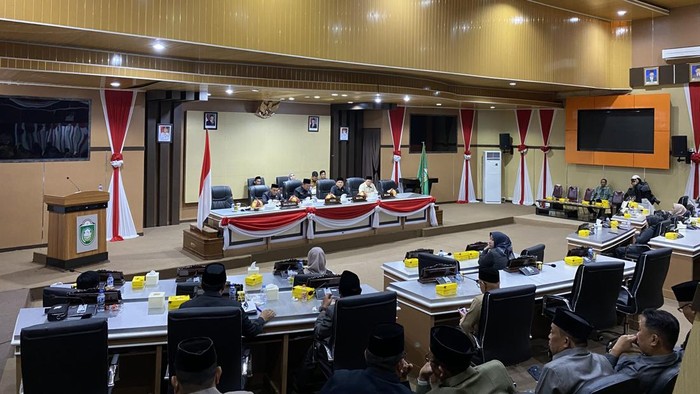 DPRD menyoroti pembayaran TPG guru pakai APBD saat rapat paripurna.