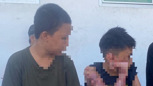 Dua korban kasus dugaan pembakaran terhadap tiga santri di Ponpes Rosudatussaulatiyah Al Ibrahimy pada 13 Desember 2025 saat hendak menjalani proses pemulihan di RSUD Provinsi NTB. Foto: (Facebook @Ady)