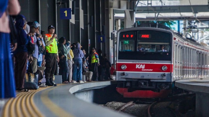 Penumpang menaiki KRL Commuter Line di jalur hijau green line Tanah Abang-Rangkasbitung di Jakarta, Senin (6/7/2026). Kemenhub menargetkan proyek peningkatan daya listrik aliran atas (LAA) atau elektrifikasi jalur KRL Green Line rampung pada 2027.