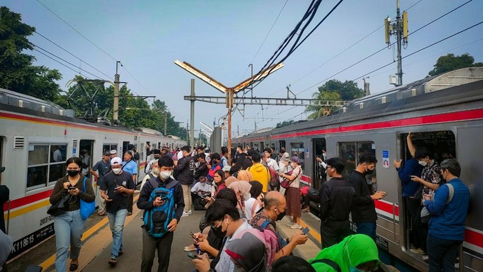 Penumpang menaiki KRL Commuter Line di jalur hijau 