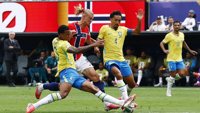 Soccer Football - FIFA World Cup 2026 - Round of 16 - Brazil v Norway - New York New Jersey Stadium, East Rutherford, New Jersey, U.S. - July 5, 2026 Norways Erling Haaland in action with Brazils Gabriel Magalhaes and Marquinhos REUTERS/Jeenah Moon