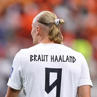 Ikat Rambut Erling Haaland Curi Atensi di Piala Dunia, Selalu Matching Seragam