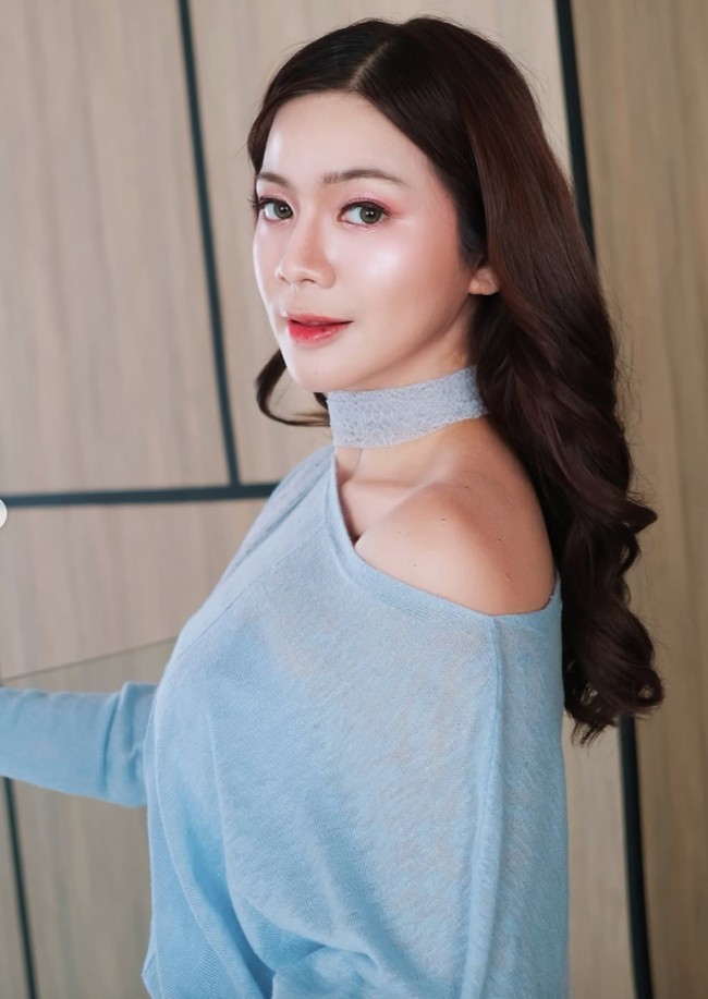 Felicya kini tampil makin langsing dengan wajah tirus. Ditambah dengan pulasan makeup natural, pesonanya jadi makin terpancar. Foto: Instagram/@felicyangelista_