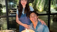 Potret romantis juga tampak pada momen ulang tahun Caesar Hito. Felicya kemudian memberikan kejutan kue ulang tahun saat makan malam berdua. Foto: Instagram/@felicyaangelista