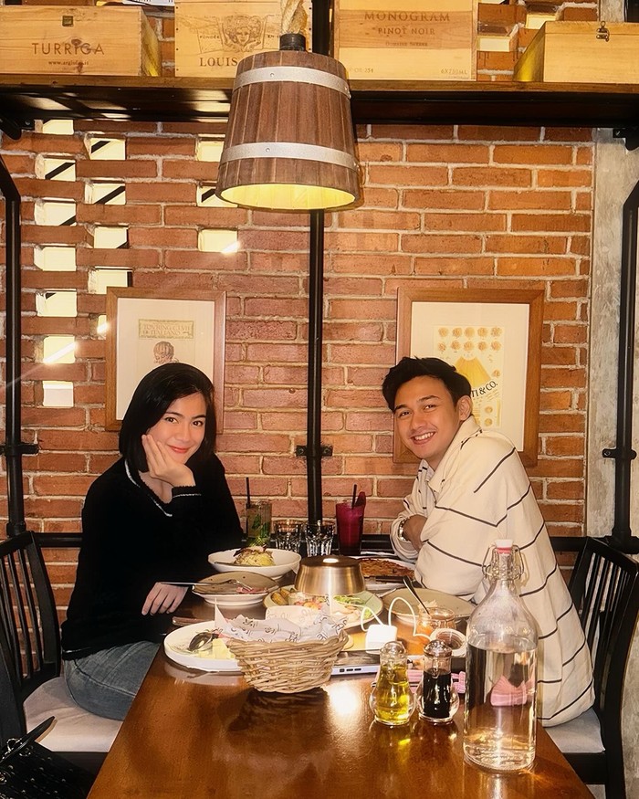 Makin Romantis! Potret Felicya Angelista dan Caesar Hiro saat Dinner