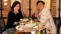 Keduanya dikenal sebagai pasangan suami istri yang selalu tampil mesra dan romantis. Di Instagramnya, banyak potret romantis mereka saat sedang kulineran. Foto: Instagram/@felicyaangelista