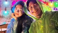 Ini adalah momen romantis Felicya Angelista dan Caesar Hito saat merayakan anniversary pernikahan. Mereka makan di restoran dengan konsep gastronomi. Foto: Instagram/@felicyaangelista
