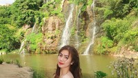 Terakhir ada potret cantik Felicya Angelista saat menikmati minuman dengan pemandangan air terjun dan taman yang cantik. Foto: Instagram/@felicyaangelista