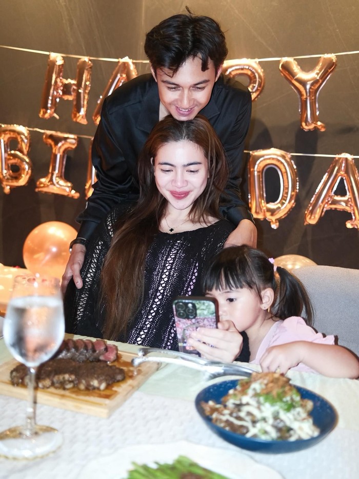 Makin Romantis! Potret Felicya Angelista dan Caesar Hiro saat Dinner