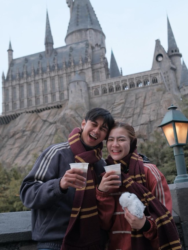 Makin Romantis! Potret Felicya Angelista dan Caesar Hiro saat Dinner