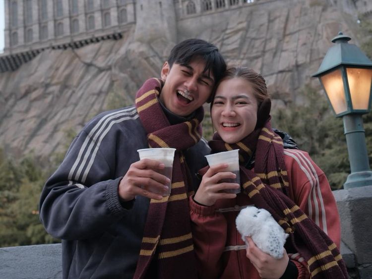 Makin Romantis! Potret Felicya Angelista dan Caesar Hiro saat Dinner