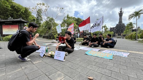 FRONTIER bersama Walhi Bali menggelar aksi simbolik Grubug Agung Pulihkan Bali dan Indonesia di depan Monumen Bajra Sandhi, Denpasar, Senin (6/7/2026). (Rizki Setyo/detikBali)