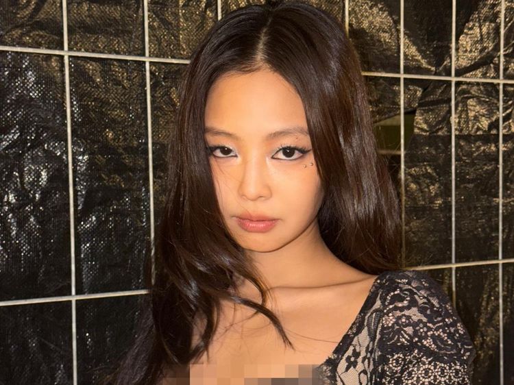 Gaya Jennie BLACKPINK Pakai Crop Top Renda ala Lingerie, Tampil di Denmark