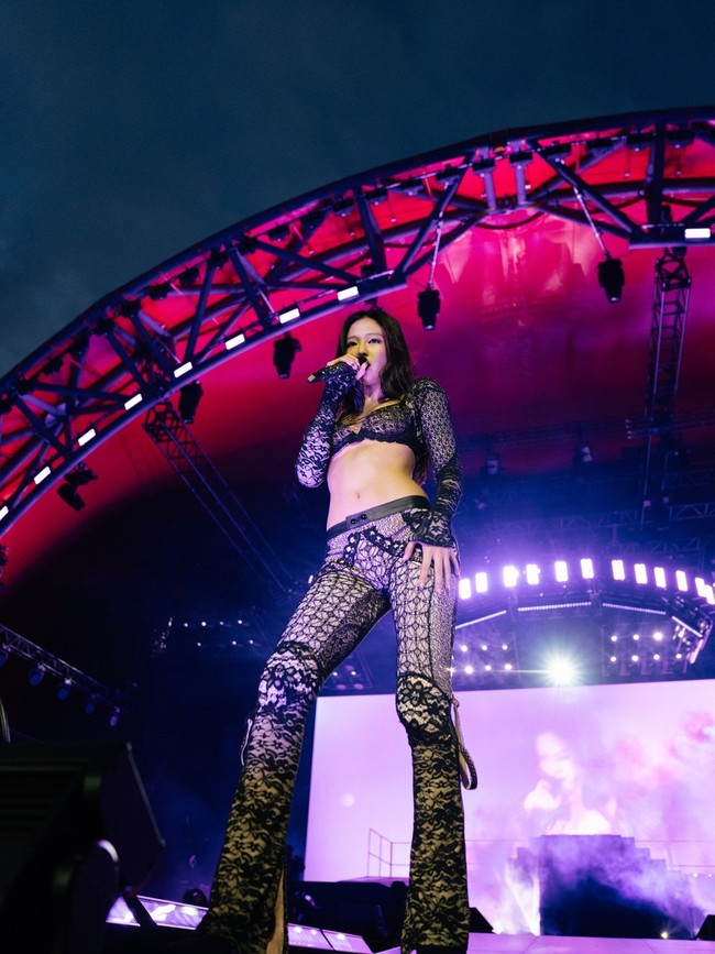 Berselang sehari, Jennie langsung dijadwalkan menjadi penampil utama Open’er Festival Polandia. Tahun ini, dia akan sibukkan dengan tur festival bergengsi di antaranya Mad Cool Festival di Spanyol, Lollapalooza di Chicago, sampai Summer Sonic di Tokyo. Foto: dok. Instagram @jennierubyjane