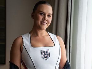 Gaya Istri Harry Kane Dukung Inggris di Piala Dunia, Pakai Korset Three Lions