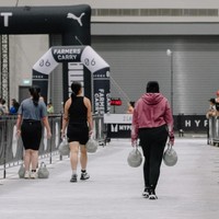 Dari tampak belakang pun, potongan cropped hoodie berwarna cerah ini memberikan siluet tubuh yang proporsional dan dinamis saat membawa beban berat. Pemilihan celana olahraga hitam polos berpotongan slim-fit memberikan kenyamanan maksimal sekaligus menjaga kesantunan dalam berpakaian olahraga. Foto: Dok. Instagram @siviazizah.