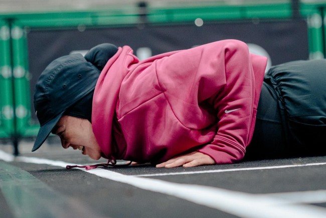 Saat melakukan gerakan ekstrem sekalipun, kombinasi hijab instan yang menutup rapat dan topi Nike hitam terbukti tetap kokoh tanpa mengganggu fokus. Bahan pakaian yang fleksibel dan menyerap keringat menjadi kunci utama mengapa outfit kasual ini sangat ideal untuk olahraga intensitas tinggi. Foto: Dok. Instagram @siviazizah.