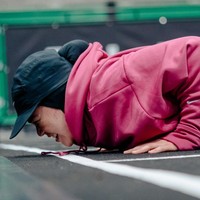 Saat melakukan gerakan ekstrem sekalipun, kombinasi hijab instan yang menutup rapat dan topi Nike hitam terbukti tetap kokoh tanpa mengganggu fokus. Bahan pakaian yang fleksibel dan menyerap keringat menjadi kunci utama mengapa outfit kasual ini sangat ideal untuk olahraga intensitas tinggi. Foto: Dok. Instagram @siviazizah.