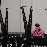 Sivia memadukan hijab ninja hitam dengan baseball cap senada untuk menjaga rambut tetap rapi selama berkompetisi. Warna merah muda dari hoodie-nya memberikan sentuhan feminin yang kontras namun tetap tangguh di tengah atmosfer kompetisi yang intens. Foto: Dok. Instagram @siviazizah.