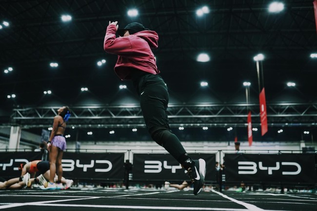 Saat melompat tinggi, perpaduan celana training hitam dan cropped hoodie ini memperlihatkan fleksibilitas tanpa batas bagi seorang hijabers. Foto: Dok. Instagram @siviazizah.