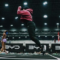Saat melompat tinggi, perpaduan celana training hitam dan cropped hoodie ini memperlihatkan fleksibilitas tanpa batas bagi seorang hijabers. Foto: Dok. Instagram @siviazizah.