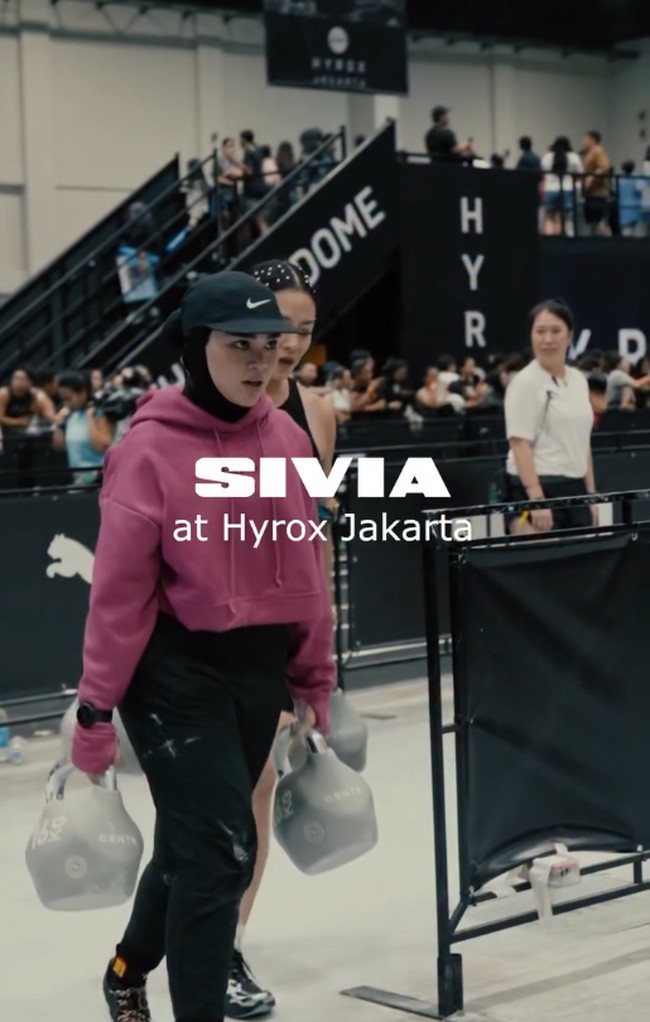Penyanyi Sivia Azizah Membuktikan bahwa hijab bukan halangan untuk bergerak aktif, perpaduan cropped hoodie merah muda dan celana training hitam ala Sivia ini sukses mencuri perhatian di lintasan hyrox. Foto: Dok. Instagram @siviazizah.