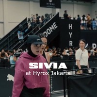 Penyanyi Sivia Azizah Membuktikan bahwa hijab bukan halangan untuk bergerak aktif, perpaduan cropped hoodie merah muda dan celana training hitam ala Sivia ini sukses mencuri perhatian di lintasan hyrox. Foto: Dok. Instagram @siviazizah.