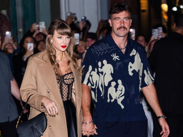 NEW YORK, NEW YORK - OCTOBER 11: Taylor Swift (L) and Travis Kelce are seen in SoHo on October 11, 2024 in New York City. (Photo by TheStewartofNY/GC Images)