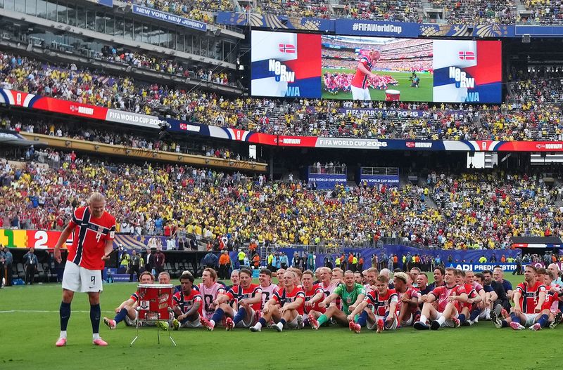 Haaland Pimpin Viking Row Usai Norwegia Hancurkan Brasil Soccer Football - FIFA World Cup 2026 - Round of 16 - Brazil v Norway - New York New Jersey Stadium, East Rutherford, New Jersey, U.S. - July 5, 2026 Norway's Erling Haaland with teammates celebrate after the match as Norway qualify for the quarter finals of the World Cup REUTERS/Dylan Martinez