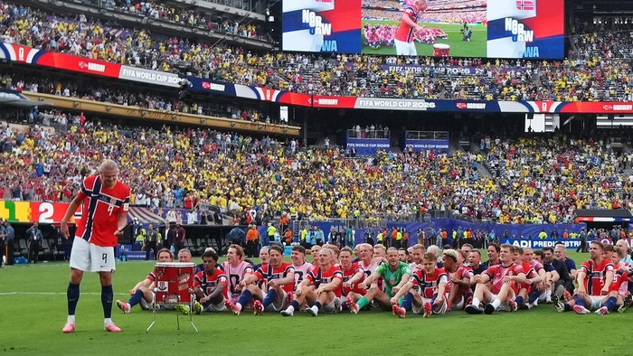 Soccer Football - FIFA World Cup 2026 - Round of 16 - Brazil v Norway - New York New Jersey Stadium, East Rutherford, New Jersey, U.S. - July 5, 2026 Norways Erling Haaland with teammates celebrate after the match as Norway qualify for the quarter finals of the World Cup REUTERS/Dylan Martinez