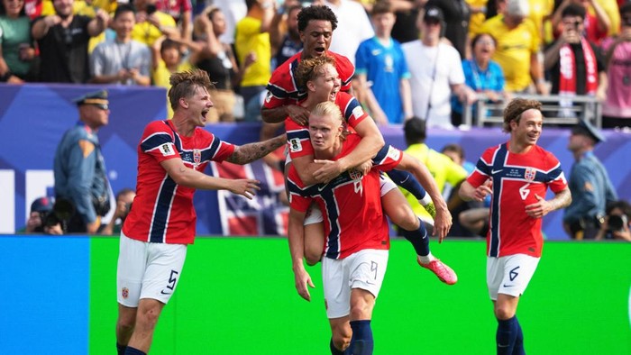 Soccer Football - FIFA World Cup 2026 - Round of 16 - Brazil v Norway - New York New Jersey Stadium, East Rutherford, New Jersey, U.S. - July 5, 2026 Norways Erling Haaland celebrates scoring their first goal with teammates IMAGN IMAGES via Reuters/James Lang     TPX IMAGES OF THE DAY