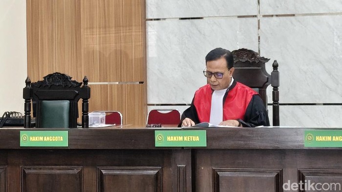 Hakim Tunggal PN Bandung Rusdiyanto Loleh saat membacakan putusan gugatan praperadilan SP3 Wakil Wali Kota Bandung Erwin