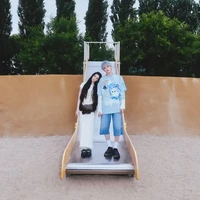 Kini keduanya menghiasi majalah Dazed Korea edisi Summer 2026. Tampil kompak dengan gaya busana edgy dan Y2K. Foto: dok. Dazed Korea