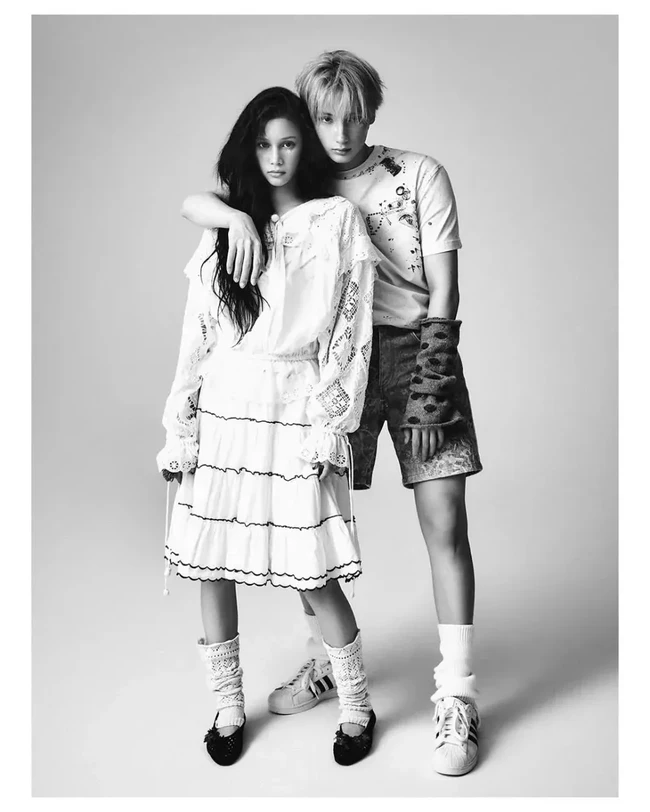 Huening Kai lebih dulu debut sebagai personel TXT pada 2019. Berselang dua tahun, sang adik Huening Bahiyyih menyusul sebagai pemenang survival show Mnet Girls Planet 999 di peringkat kedua. Ia pun tergabung dalam girl group Kep1er. Foto: dok. Dazed Korea