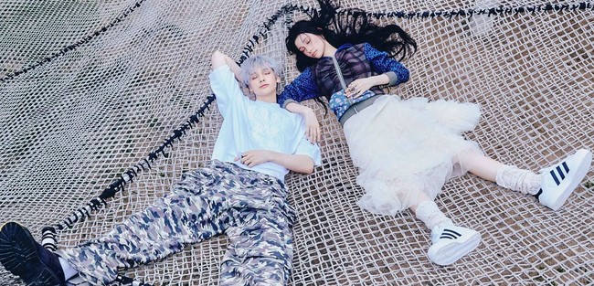 Dikenal sebagai Huening bersaudara. Hyuka dan Hiyyih bahkan punya kakak Lea Navvab Huening, yang berkecimpung di industri KPop sejak 2017. Mantan personel VIVA itu mendapat banyak dukungan saat berlaga di survival show Time Turner, yang disiarkan langsung TikTok pada 2024. Foto: dok. Dazed Korea