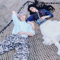 Dikenal sebagai Huening bersaudara. Hyuka dan Hiyyih bahkan punya kakak Lea Navvab Huening, yang berkecimpung di industri KPop sejak 2017. Mantan personel VIVA itu mendapat banyak dukungan saat berlaga di survival show Time Turner, yang disiarkan langsung TikTok pada 2024. Foto: dok. Dazed Korea